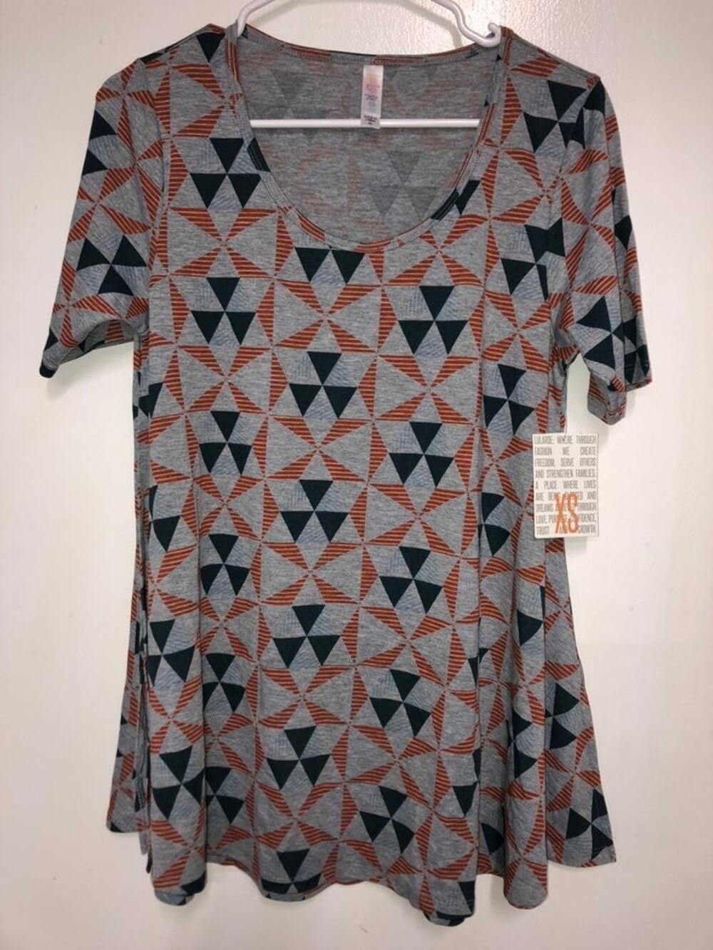 NWT Lularoe Classic T XS